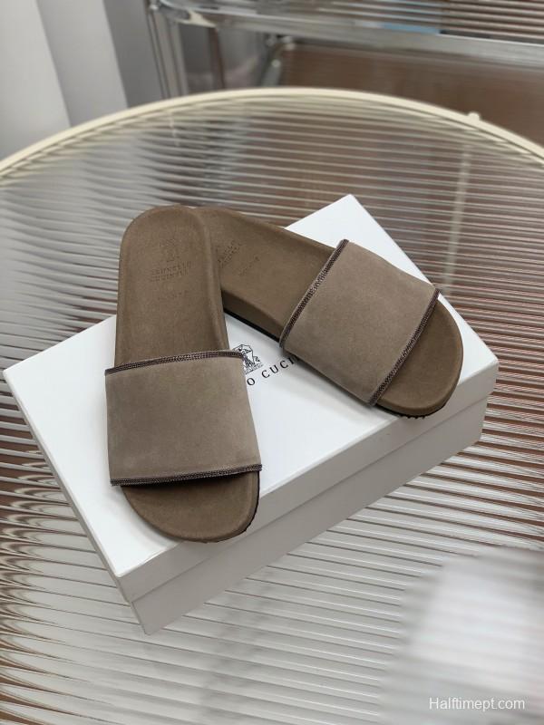 2025 Unisex Brunello Cucinelli Beige Suede Flat Slides Handcrafted With Rubber Sole KFY00240