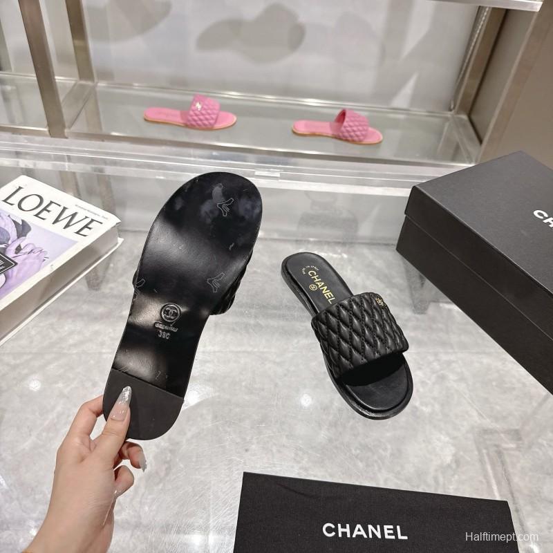 2025 Slippers Chanel Black Quilted Leather Slippers