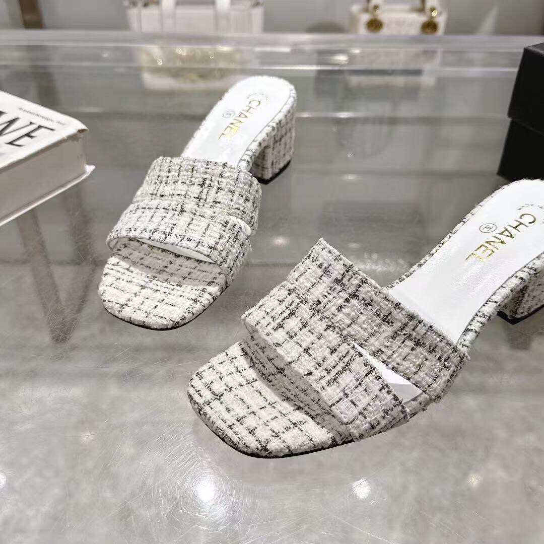 2025 Women Chanel White Black Tweed Slippers LY00280