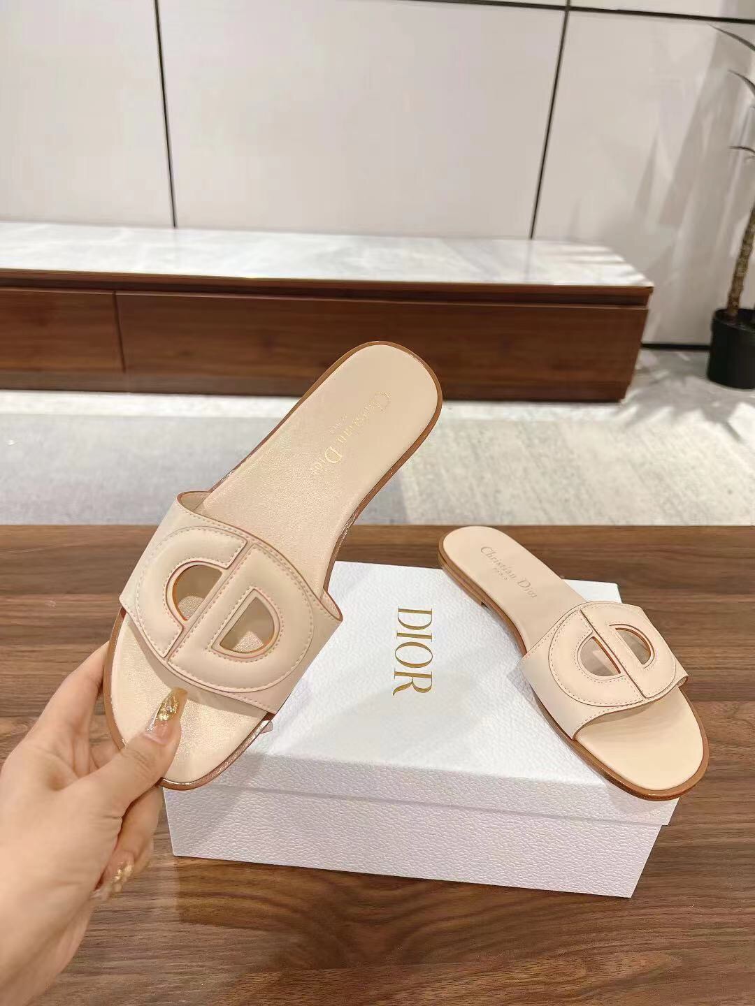 2025 Dio Ivory Leather Slippers LY00260