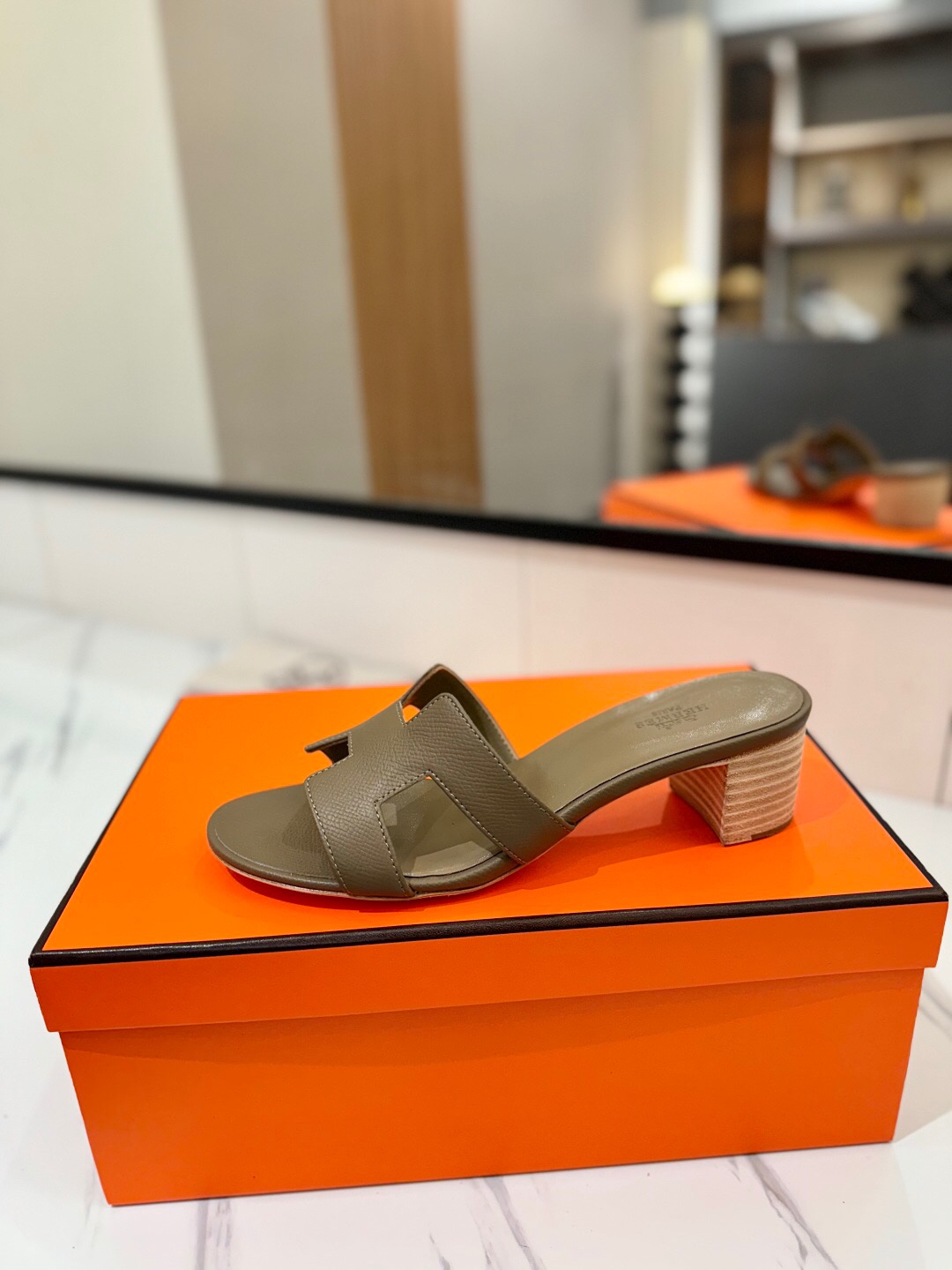 2025 Women Hermès Khaki Leather Sandals