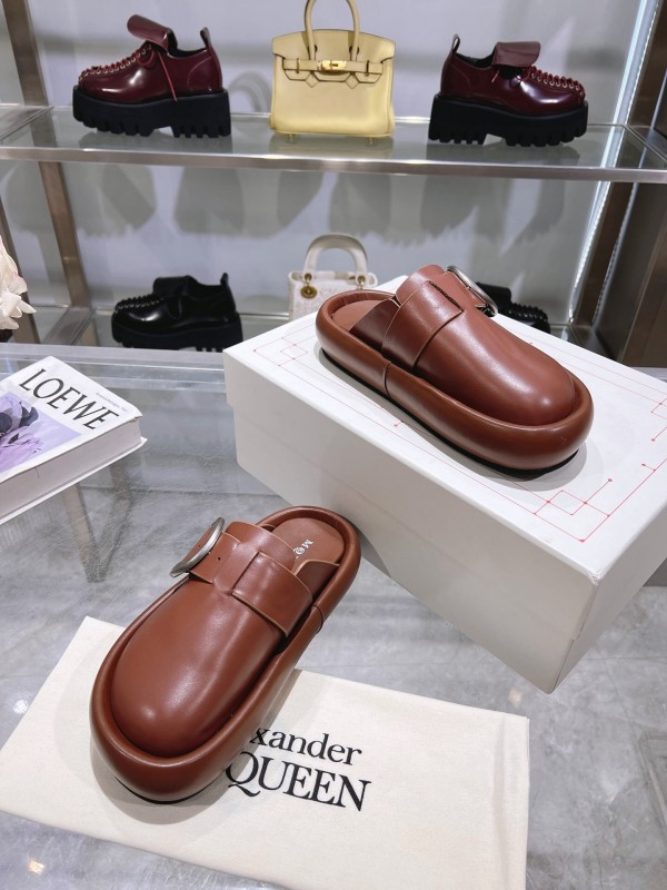 2025 Unisex Alexander McQueen Brown Leather Boken Toe Mule Flexion KFY00300