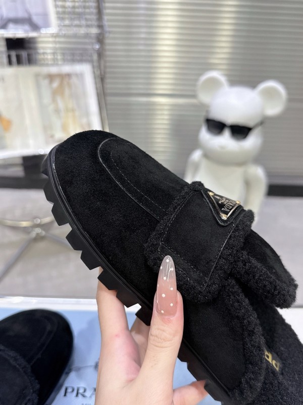 Prada Fall/Winter 2025 New Fur Mule Slippers Triangle Buckle Bread Head Semi-Slippers - KFY00270