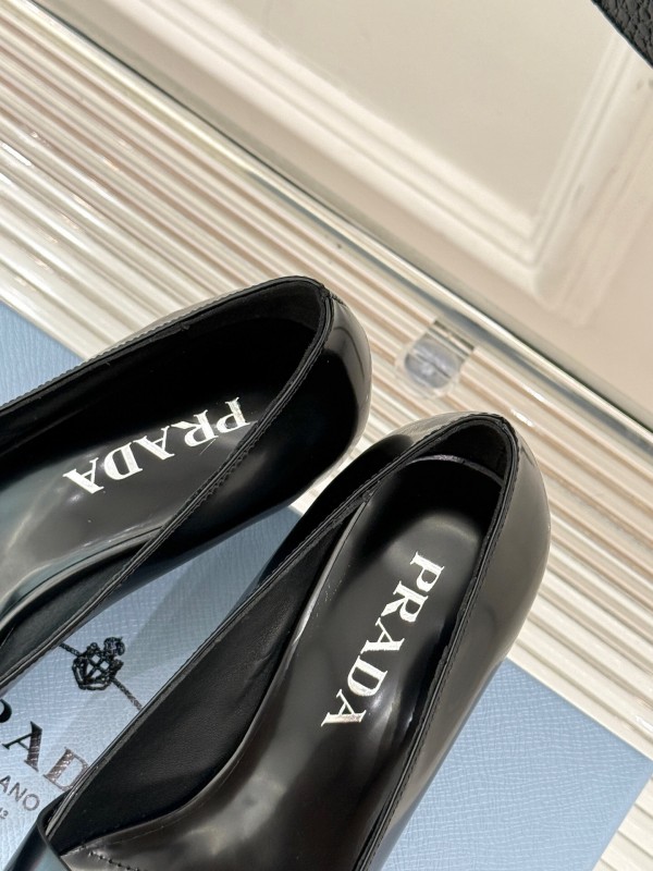 Prada 2025 SS Catwalk Pointed Toe Kitten Heel Single Shoes - KFY00310