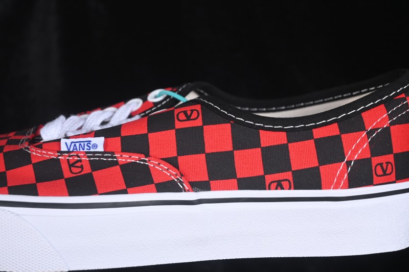 Vans Old Skool Low-Top Skateboarding Shoes with Classic Sidestripe Design - WS0ND8HPKJV7