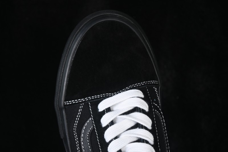 Vans Old Skool Low-Top Skateboarding Shoes with Classic Side Stripe - VN0A5FCBBLK