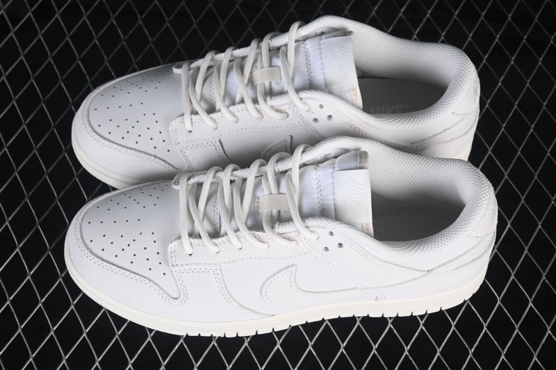 Nike SB Dunk Low Casual Skateboarding Shoes in White Suede - IB6651-003