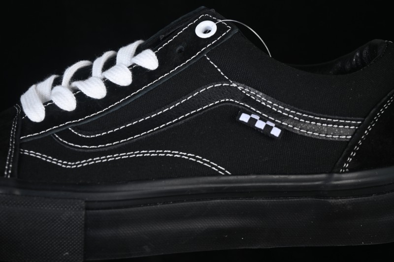 Vans Old Skool Low-Top Skateboarding Shoes with Classic Side Stripe - VN0A5FCBBLK