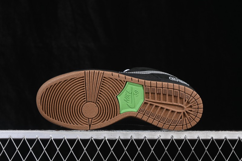 Nike SB Dunk Low Skateboarding Shoes with Cushioned Collar and Premium Leather - FQ7585-200
