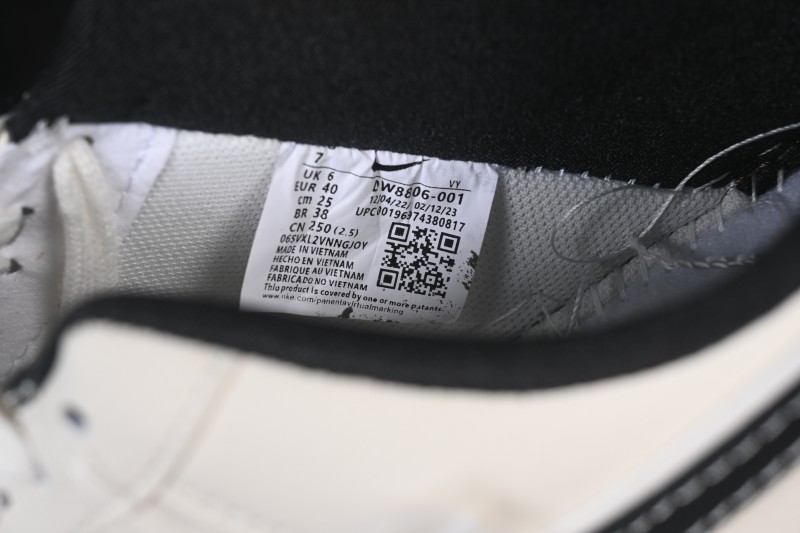 Nike Air Force 1 '07 Low Casual Sneakers with Two-Tone White and Black Design and Full-Length Air Cushion - DW8806-001