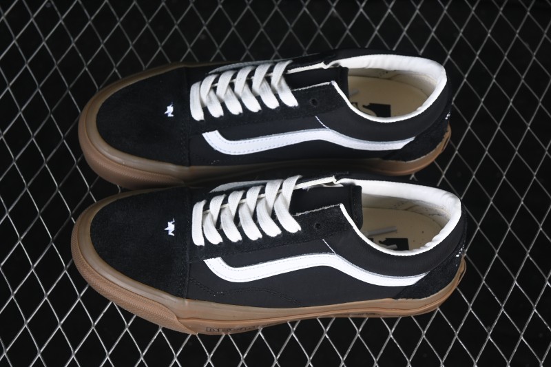 Vans Old Skool Low-Top Casual Skateboarding Shoes with Classic Side Stripe - VN000EJUGR4
