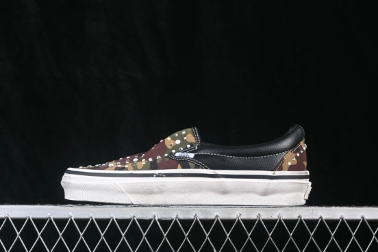 Vans Old Skool Low-Top Skateboarding Shoes with Classic Side Stripe - VN000D9PCAK