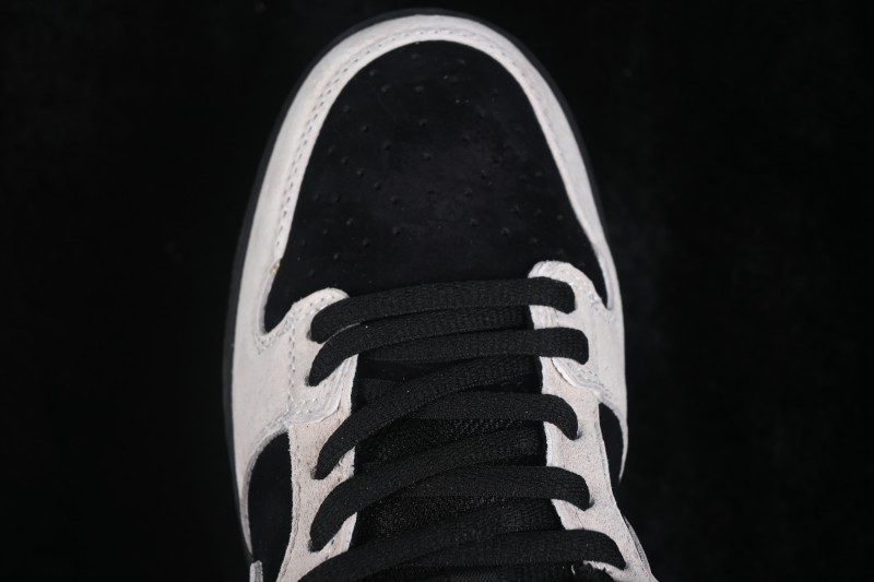 Nike SB Dunk Low Skateboarding Shoes with Padded Collar and Zoom Air Cushioning - HQ1625-500